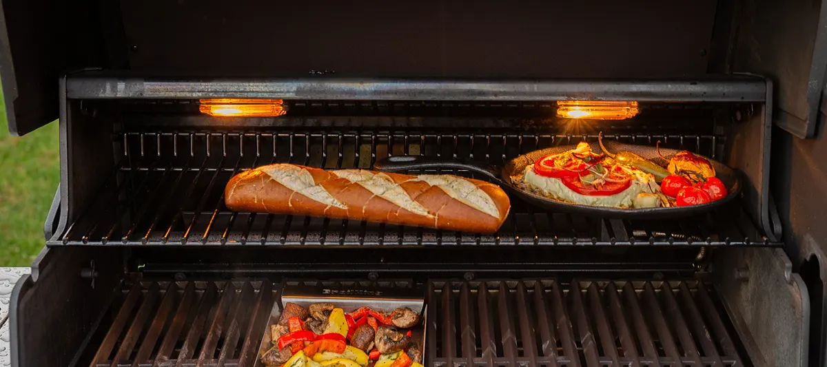 Górna półka w grillu gazowym Broil King Imperial S 690 Górna półka w grillu gazowym Broil King Imperial S 690